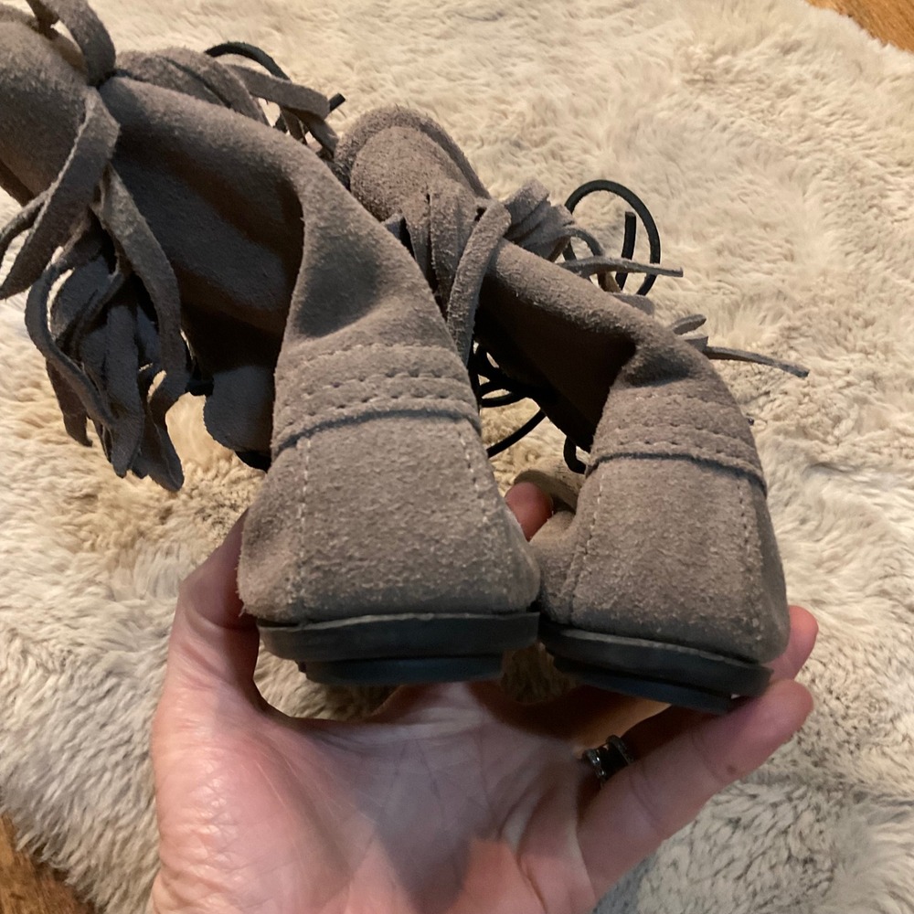 Minnetonka Tramper Ankle Lace Up Leather Moccasins Gray Size 7 Boot Fringe Comfy - Picture 3 of 7